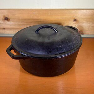 EUC Vintage Lodge 10 1/4 8DOL USA Cast Iron Dutch Oven Pot #8 W/ Lid 3.5 Quarts